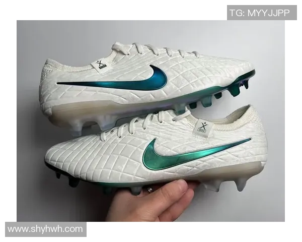 传奇6足球鞋的魅力与性能解析让你在球场上尽显风采